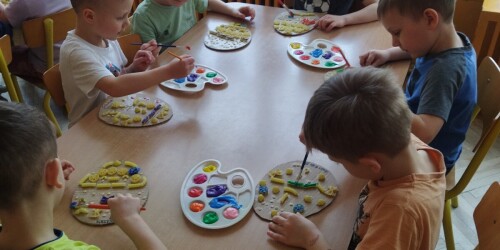 Dzieci malują farbami pisanki