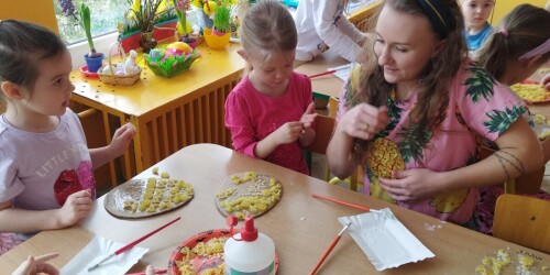 Dzieci kleją makaron w różnych kształtach na pisance