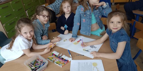 Dziewczynki rysują obrazek