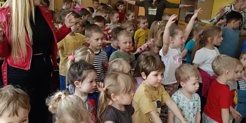 Dzieci śpiewające i gestykujujące