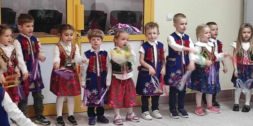 Dzieci w strojach krakowskich