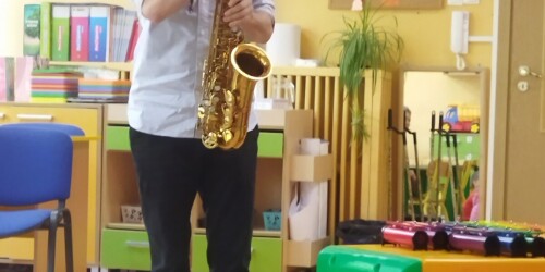 Mężczyzna gra na saksofonie