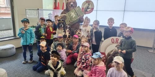Dzieci  z niedźwiedziem Wojtkiem