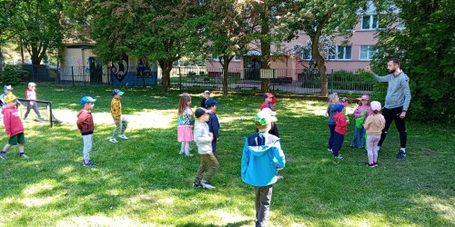 Zajęcia ruchowe na placu przedszkolnym